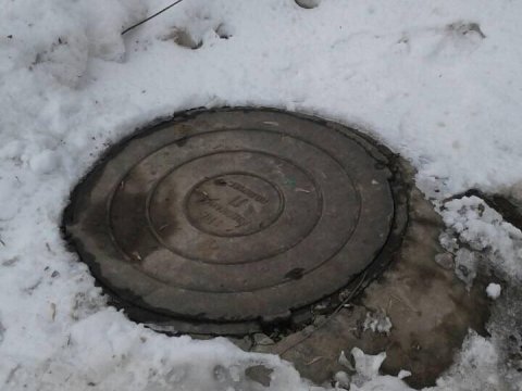На Магнитном проезде установили крышку на коммунальный колодец