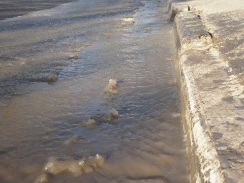 Из-за аварии «Водоканала» вода заливает Рахова и Кутякова