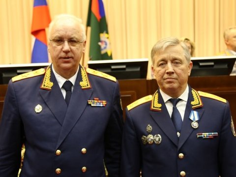 Глава саратовского управления СКР получил медаль от Бастрыкина