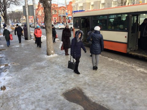 На Чапаева горожане вынуждены скользить по льду 
