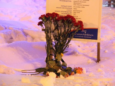 Крушение Ан-148: Саратовцы приносят цветы к Ан-24 у аэропорта 
