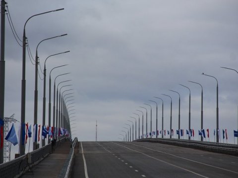 На балаковском Мосту Победы столкнулись автобус и грузовик