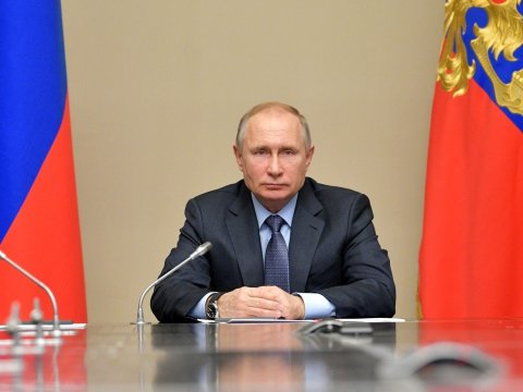 Россиянам предлагают высказаться за отстранение Путина от участия в выборах