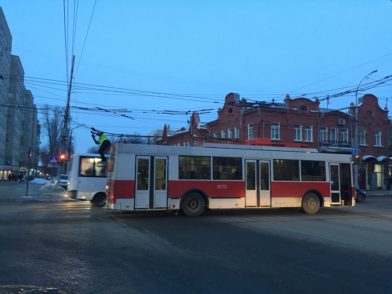 Стоящий троллейбус перегородил перекресток в центре Саратова