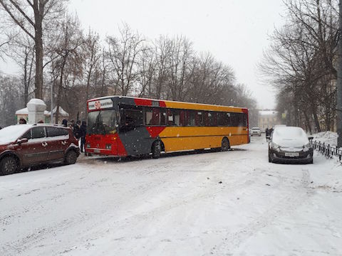 Автобус с артистами для Масленицы перегородил Большую Казачью