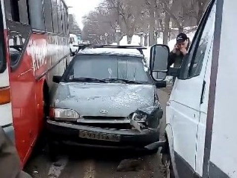 Лобовое столкновение на саратовской улице остановило движение автобусов