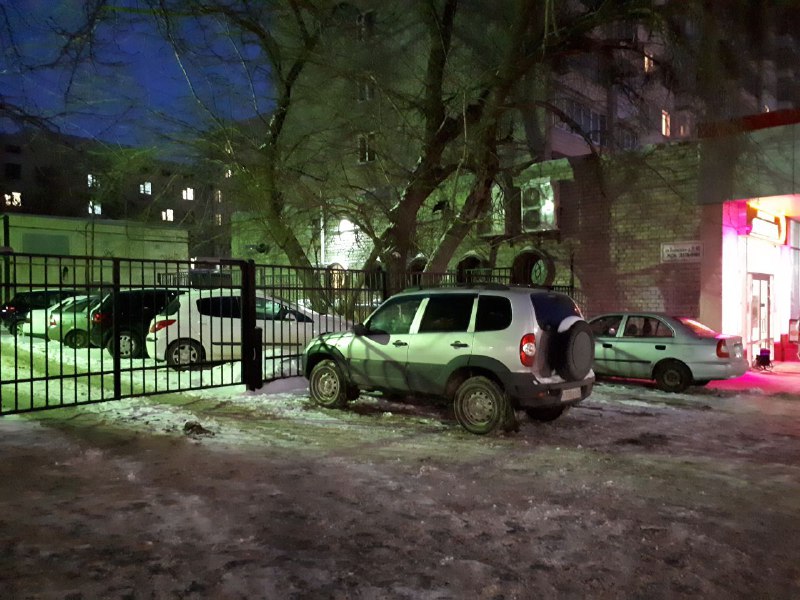 Саратовцы продолжают парковать автомобили на пешеходной Волжской