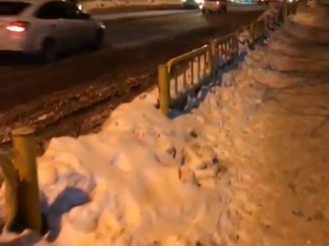 На улице Крымской сломаны секции пешеходных ограждений