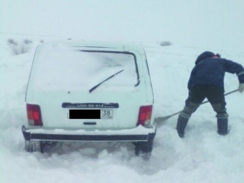 Под Новоузенском спасатели вызволили супружескую пару из снежного плена