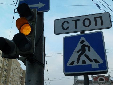 Две саратовчанки пострадали из-за проехавших на красный свет водителей