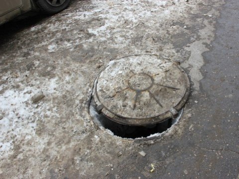 Администрация Саратова 10 дней не может закрыть люк около цирка
