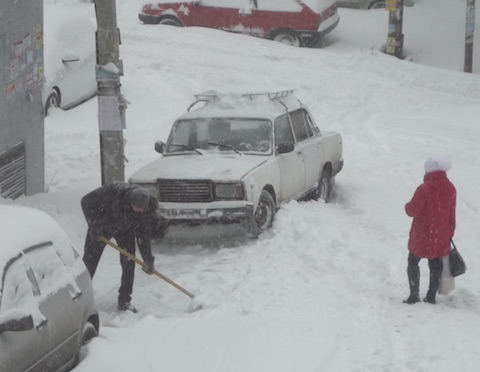 Администрация: Саратов чистят от снега 1,6 тысячи дворников