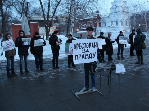 В Саратове почти два десятка активистов вышли с пикетом в поддержку Рыжова