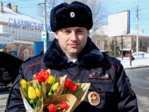 В Саратове полицейские дарили цветы женщинам за рулем