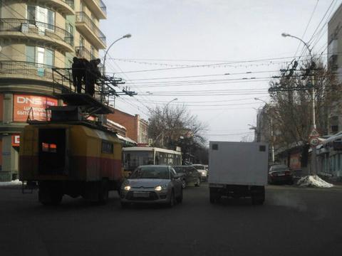 В центре Саратова встали троллейбусы
