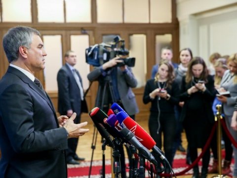 Володин посоветовал боящимся домогательств журналисткам менять работу