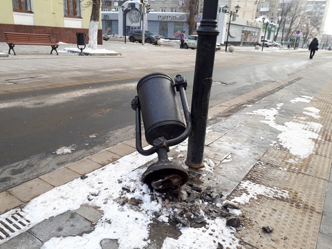 Вандалы сломали урну на Волжской