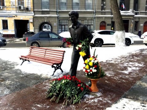 Саратовцы продолжают нести цветы к памятнику Табакову