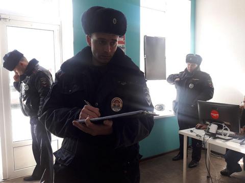 В саратовский штаб Навального ворвались вооруженные полицейские