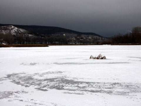 Под Саратовом снегоход провалился под лед на Волге