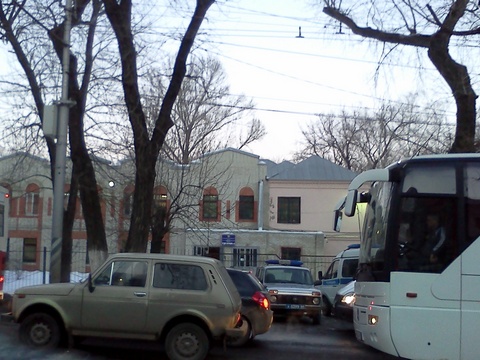 Перед выборами в Саратове заметили автобусы с курсантами