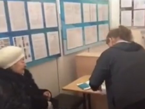 В помещении саратовской УИК №155 граждане голосуют в переносную урну