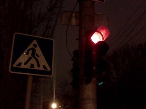 Пугачевский водитель протаранил светофор и бросил травмированного пассажира