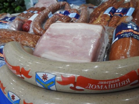 Депутатам продемонстрировали выпускаемую в СГАУ колбасу
