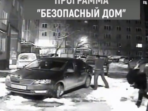 Саратовский дебошир избил машины и дверь подъезда
