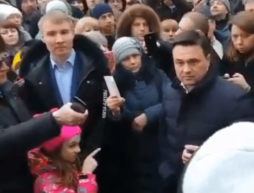 В Волоколамске девочка показала губернатору Воробьеву «знак смерти»