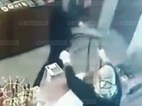 Продавец саратовской церковной лавки стулом отбилась от вооруженного грабителя