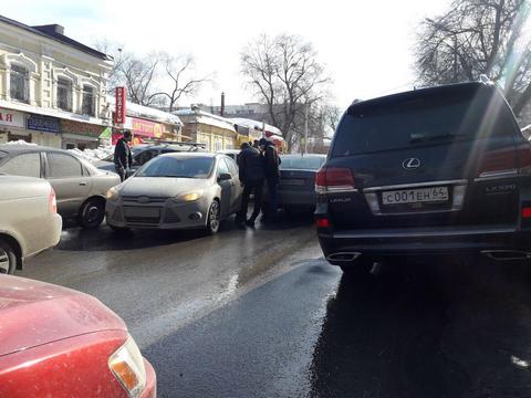 Тройное ДТП заблокировало движение по Чапаева