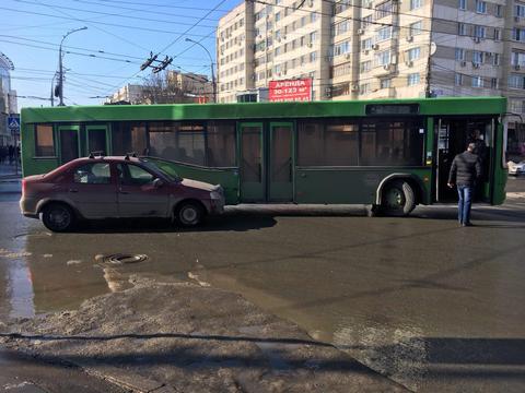 Столкнувшиеся автобус и «Логан» перегородили Московскую