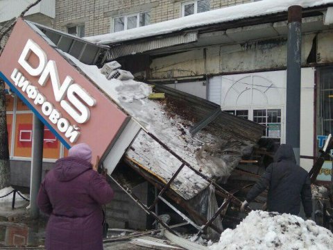 На проспекте Энтузиастов из-за снега рухнул навес магазина