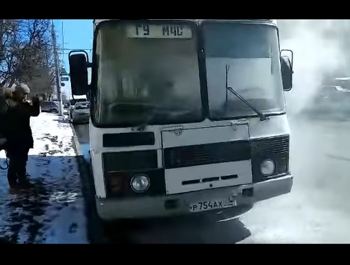 Загорелся везший журналистов на противопожарную проверку автобус от МЧС