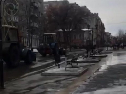 В центре Саратова три трактора убирают кучку снега
