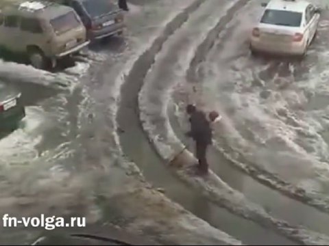 Косивший лед саратовец попал на видео