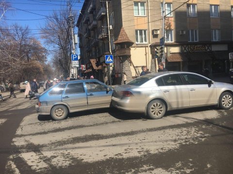 Авария в центре Саратова парализовала движение по Московской