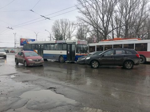 Рядом с саратовским ГИБДД столкнулись автобус и Opel