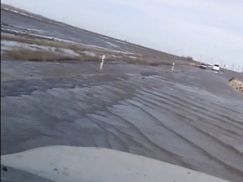 Водитель снял на видео «дорогу-море» у Красного Кута