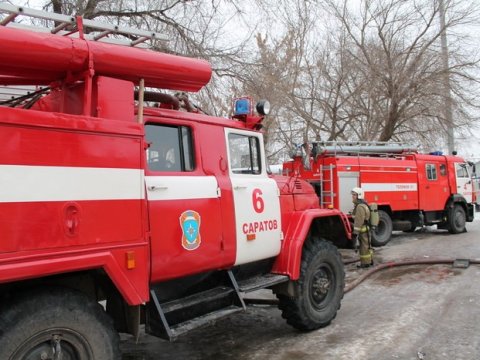 После пожара в Энгельсе госпитализированы две женщины и девочка