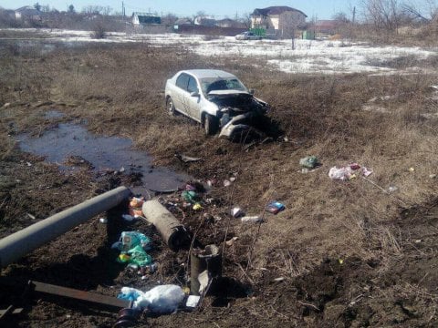 На Кумысной поляне в Саратове иномарка въехала в столб