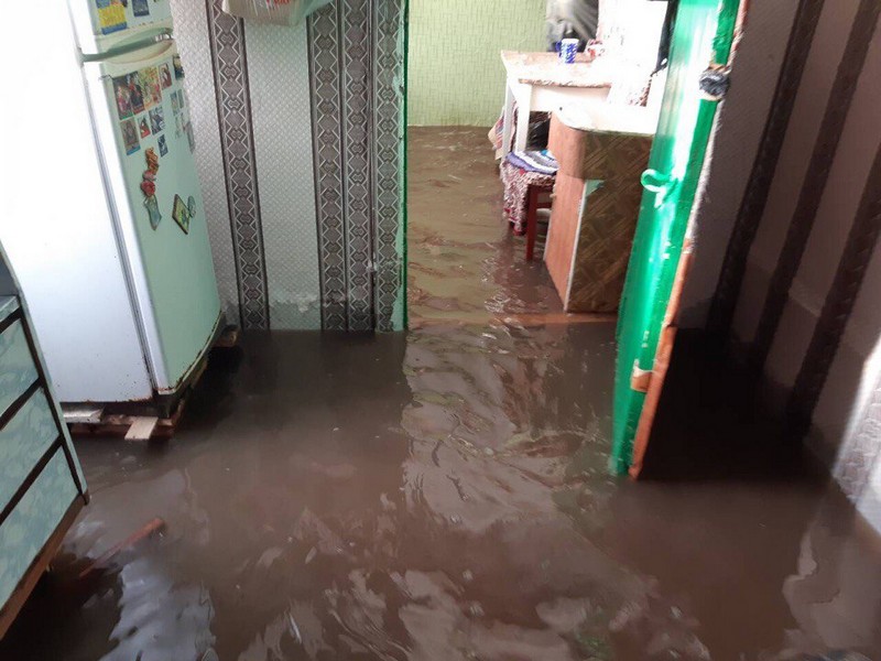 В Калининске спасатели эвакуировали жителей из подтопленных домов