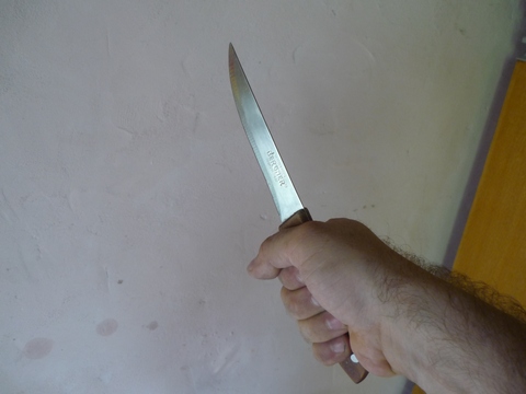 В Аткарске разбойник с ножом напал на салон связи