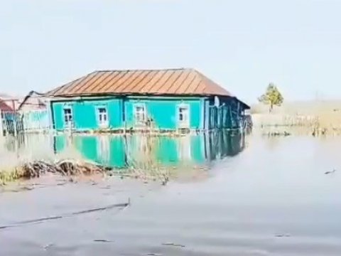 Жители опубликовали видео из затопленного екатериновского села