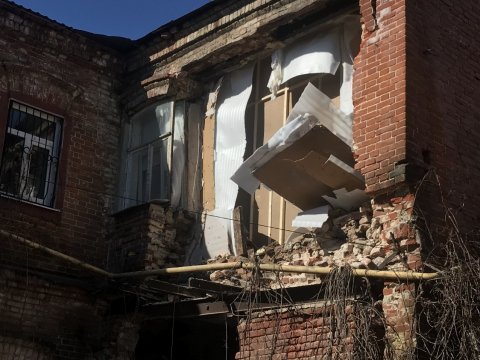 В центре Саратова рухнула стена столетнего жилого дома