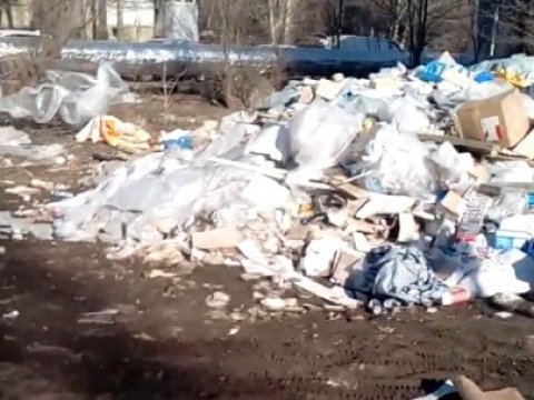 Саратовец рассказал о куче мусора у детской поликлиники