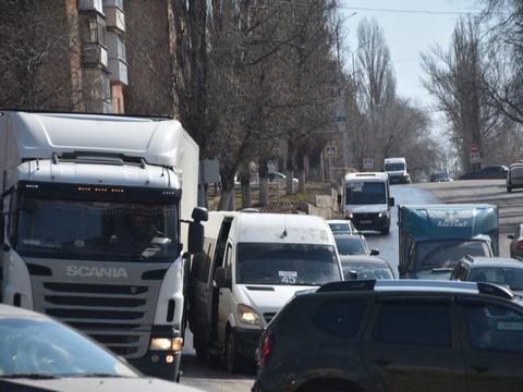На Танкистов маршрутка столкнулась с фурой