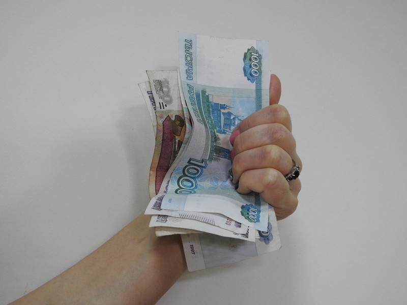 Самойловского чиновника заставили вернуть 84 тысячи рублей в бюджет