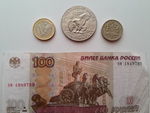 Евро и доллар подорожали по отношению к рублю
